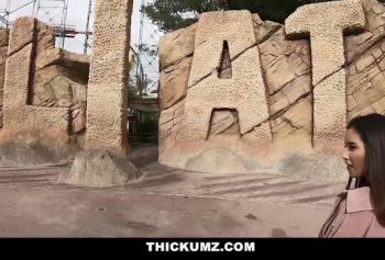 Thickumz - дивитися парнуху Сексуальная влогерша светит большой задницей на публике