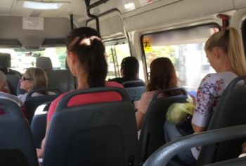 Публично дрочит дивитися парнуху мне член в автобусе, ей нравится!