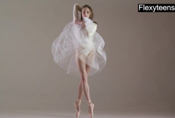 Гимнастка блондинка ролики для взрослых занимается