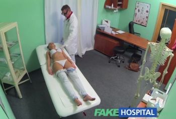 Фейковый госпиталь порно онлайн &ndash; Брюнетка возвращается в офис доктора