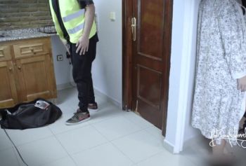 Парень наблюдает, бела порнуха как его девушку трахает сантехник