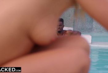 BLACKED Горячая xxx блондинка тайно трахается с соседями по комнате