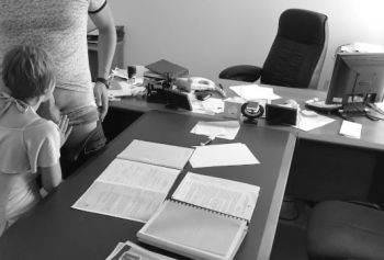 Трахнул секретаршу порно фильмы русские бесплатно регистрации прямо на офисном столе и
