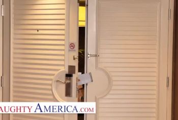 Naughty America видео для взрослых - Ана Фокссс очень хочет кофе в номер и БОЛЬШОЙ ЧЛЕН!!!