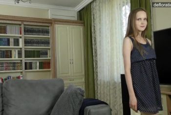 Абель Руголмаскина порнуха ласкает горячую мокрую девственную киску