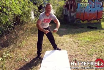 Немецкая МИЛФа порно відео дивитися безкоштовно онлайн Мийя Бич трахается в берлинском парке.  HITZEFREI