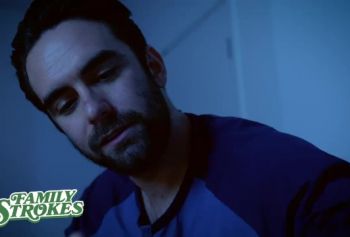 FamilyStrokes - порно мобільне Жуткий Степсон крадется в комнату мамочки, чтобы трахаться