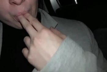 Студентка брызнула порно фільм безкоштовно на заднем сиденье Uber.Публичная мастурбация.